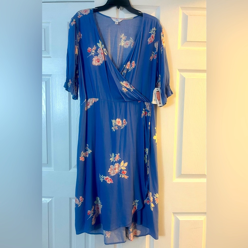NWT- Time And Tru Blue Floral
Short Sleeve Midi V Neck Wrap Dress -Size XL